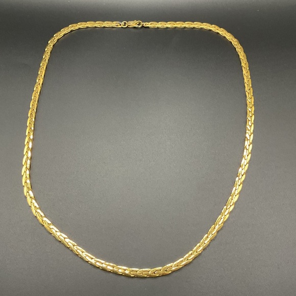 Jewelry - Gold tone flat chain necklace